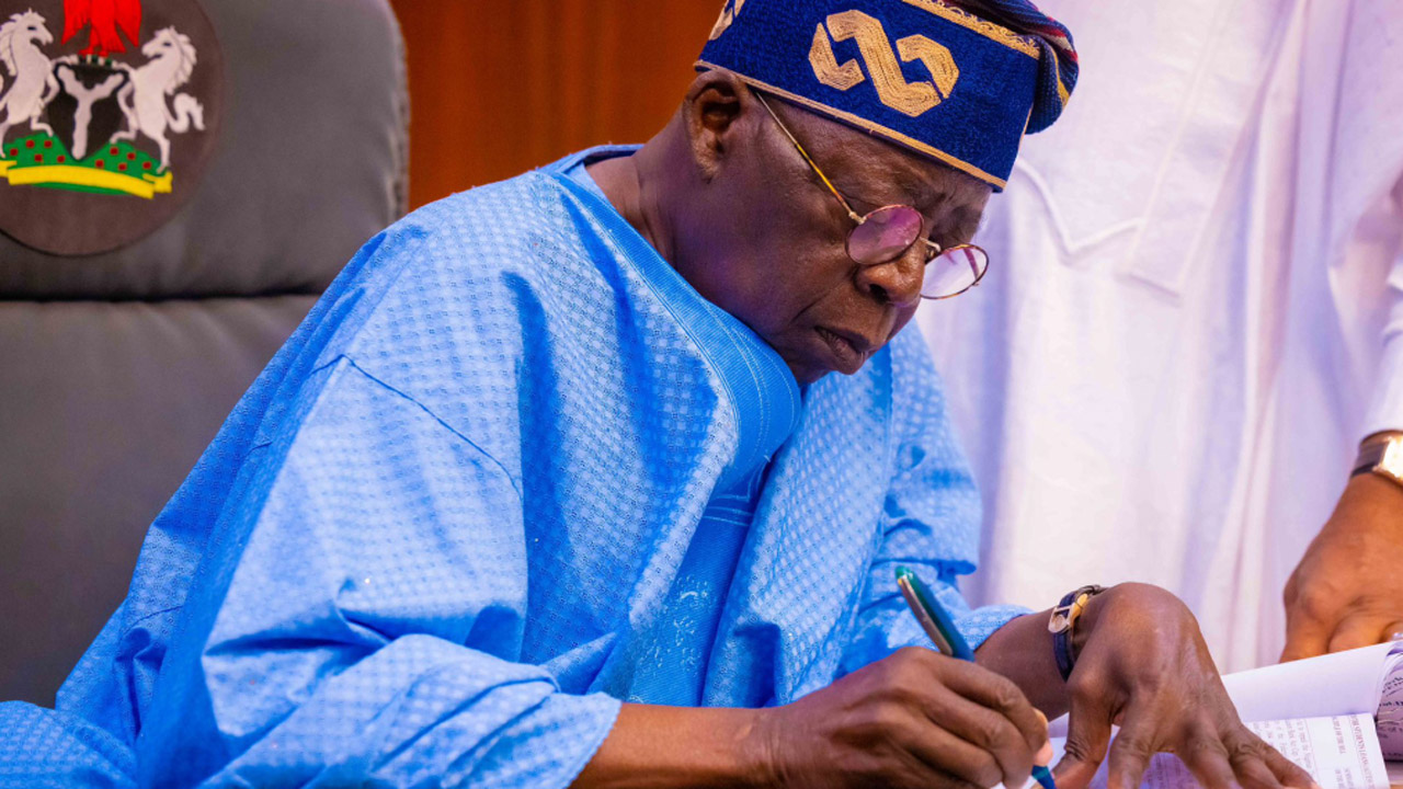 President-Bola-Tinubu-has-signs-the-Students-Loan-Bill-into-law-1078x570-copy